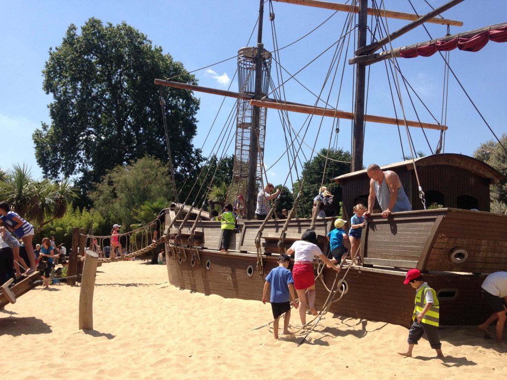 5 Days in London with Kids. Find out the Top 8 picks of fun things to do in London with your family. A 5 day London itinerary with kids, including Buckingham Palace, London Eye, Big Ben, Princess Diana Memorial Playground, South Bank and more. Make your London family trip planning easy! #london #londonkids #londoneye #buckinghampalace #southbank #wimbledon