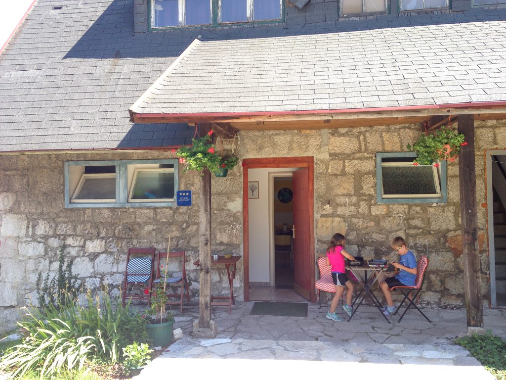 Here is the Best Airbnb Checklist for Guests to help you save money and find the best Airbnb to rent! Airbnb tips and tricks for Airbnb renters that can help you have the best Airbnb experience. Find out all our favourite Airbnb hacks that we used to travel the world! #airbnb #airbnbchecklist #airbnbtips #airbnbtricks #airbnbhacks #airbnbguesttips
